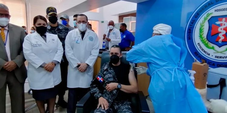 Director y personal de la PN reciben primera dosis de vacuna contra Covid-19