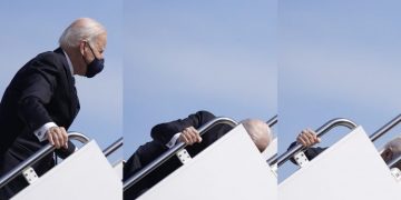 Biden tropieza tres veces al subir las escaleras del avión presidencial