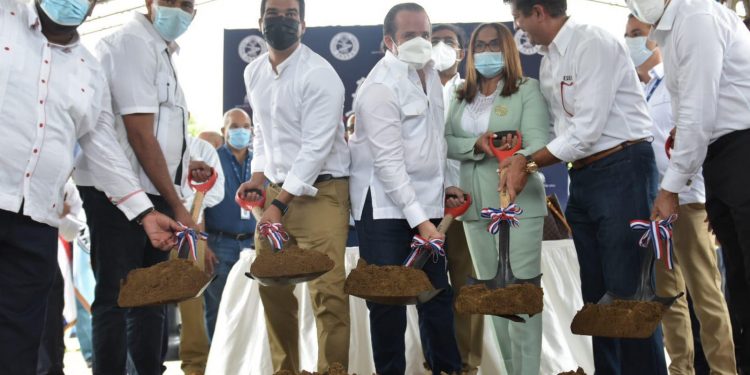 Director de INAPA y ministro Administrativo de la Presidencia dan primer palazo para rehabilitación planta de tratamiento de aguas residuales en Castillo, provincia Duarte