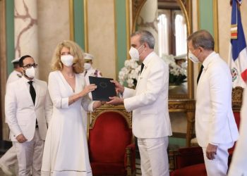 Presidente Luis Abinader recibe cartas credenciales de seis nuevos embajadores