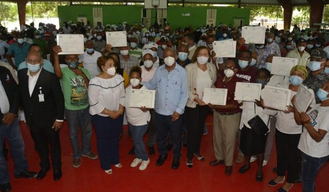 En Tamayo, IAD entrega 340 títulos provisionales en nuevo asentamiento Tamayo, Bahoruco.