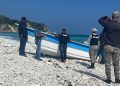 AUTORIDADES INVESTIGAN PROCEDENCIA DE LANCHA QUE ENCALLÓ EN COSTAS DE BARAHONA 
