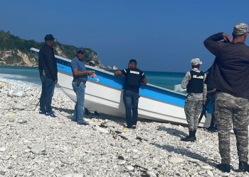 AUTORIDADES INVESTIGAN PROCEDENCIA DE LANCHA QUE ENCALLÓ EN COSTAS DE BARAHONA 
