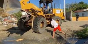 El Ayuntamiento y el INDRHI realizan desalojo de viviendas construidas a la orilla de un canal de riego en Valverde