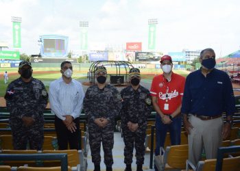 Policía Nacional garantiza seguridad a los asistentes a torneo de béisbol invernal