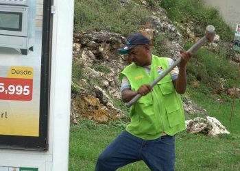 Ayuntamiento elimina vallas ilegales en Santo Domingo Este