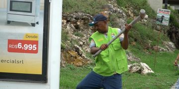 Ayuntamiento elimina vallas ilegales en Santo Domingo Este