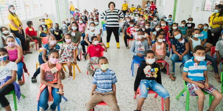 Banco Caribe ofrece “Mañana Divertida” a niños de Acción Callejera