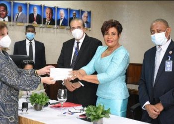 JOSEFA CASTILLO ENTREGA OTROS 5 MILLONES A ACREEDORES DE SEGUROS CONSTITUCIÓN