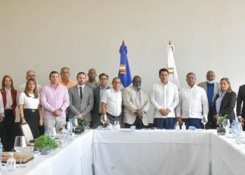 Gabinete Turismo logra acuerdo entre taxistas y Uber que operan en destinos turísticos.