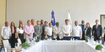 Gabinete Turismo logra acuerdo entre taxistas y Uber que operan en destinos turísticos.