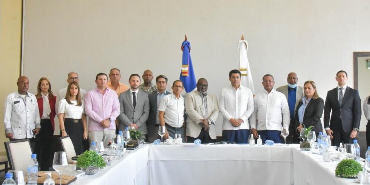 Gabinete Turismo logra acuerdo entre taxistas y Uber que operan en destinos turísticos.