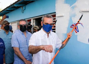 Abinader deja iniciado proyecto construcción de 40 viviendas ecológicas en el barrio Don Bosco de Barahona