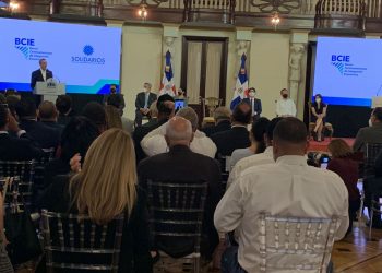 El presidente Luís Abinader, junto a representantes del Banco Centroamericano de Integración Económica