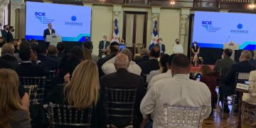 El presidente Luís Abinader, junto a representantes del Banco Centroamericano de Integración Económica
