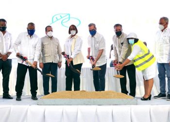 Abinader da primer palazo para la construcción de 50 viviendas ecológicas a familias damnificadas desde hace 23 años; en San Cristóbal