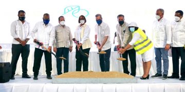 Abinader da primer palazo para la construcción de 50 viviendas ecológicas a familias damnificadas desde hace 23 años; en San Cristóbal