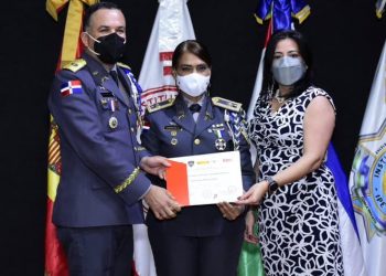 Intec gradúa a 25 agentes de la Policía Nacional en diplomado “Debida Diligencia y Género»