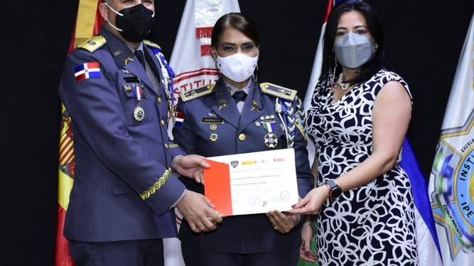 Intec gradúa a 25 agentes de la Policía Nacional en diplomado “Debida Diligencia y Género»