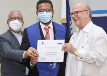 Hipólito Mejía y monseñor Benito Ángeles encabezan XI graduación del Instituto José Francisco Peña Gómez