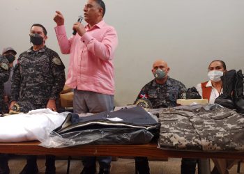 Policía Nacional  junto al Ministerio de Interior y Policía entregan uniformes a agentes de puesto en la Dirección Regional Noreste, en SFM