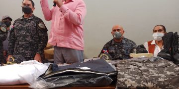 Policía Nacional  junto al Ministerio de Interior y Policía entregan uniformes a agentes de puesto en la Dirección Regional Noreste, en SFM