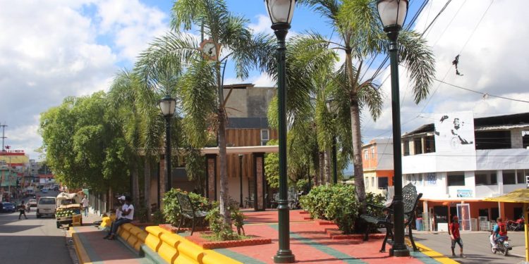Alcaldía Los Alcarrizos remoza principales parques a propósito de las fiestas navideñas