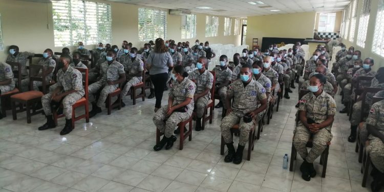 Policía trabaja junto a la comunidad educativa y la familia para guiar por buen camino a los adolescentes