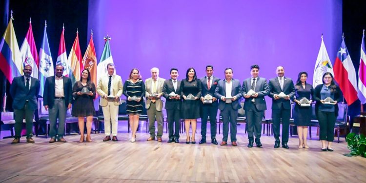 ALCALDÍA DE SALCEDO RECIBE PREMIO LATINOAMERICANO AL BUEN GOBIERNO MUNICIPAL