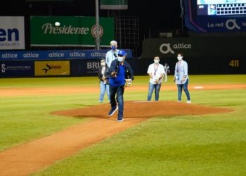 Director de la OMSA lanza primera bola del juego entre Tigres del Licey y Gigantes del Cibao