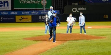 Director de la OMSA lanza primera bola del juego entre Tigres del Licey y Gigantes del Cibao