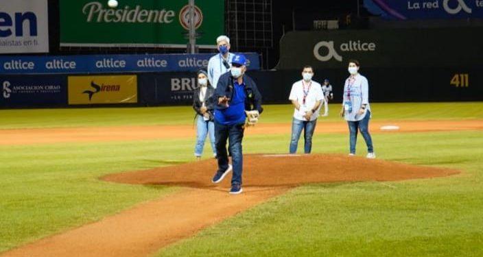Director de la OMSA lanza primera bola del juego entre Tigres del Licey y Gigantes del Cibao