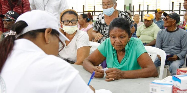 Gobierno beneficia en jornada «Primero Tú» más de 6 mil personas de comunidades vulnerables de Santiago