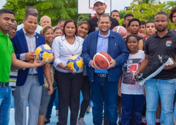 Alcalde Carlos Guzmán entrega anhelada cancha de básquetbol en Urbanización El Paso