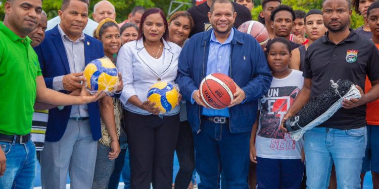 Alcalde Carlos Guzmán entrega anhelada cancha de básquetbol en Urbanización El Paso