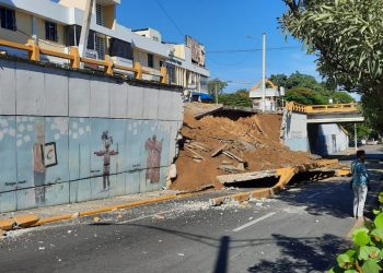 Ministro de Obras Públicas visita zona de derrumbe en Santiago y toma medidas para restaurar el área