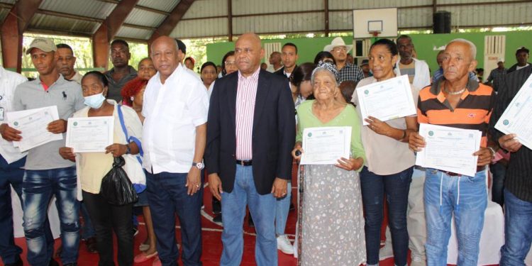 IAD entrega 237 títulos provisionales en Tamayo