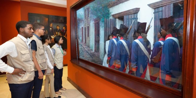 Fiscalía de Peravia entrega a Interior y Policía 305 armas de fuego incautadas por la comisión de delitosMinistro asegura que estas armas ya no volverán a las calles, lo que fortalece la seguridad