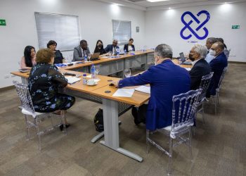 La magistrada Miriam Germán Brito reúne a sus procuradores adjuntos y les reasigna funciones   SANTO DOMINGO (República Dominicana).- La magistrada Miriam Germán Brito ponderó los cambios promovidos al frente del Ministerio Público para procurar una gestión administrativa y operativa de mayor transparencia y eficiencia, durante un encuentro de trabajo que sostuvo con sus procuradores adjuntos. “Como es por todos sabido, hemos promovido una serie de cambios sustanciales para procurar una gestión administrativa y operativa más transparente y eficiente. Sin embargo, aún queda un largo camino por recorrer para situar al Ministerio Público en el sitial que promete la Constitución dominicana”, sostuvo Germán Brito. La reunión con los procuradores adjuntos Rodolfo Espiñeira Ceballos, Pedro Amador Espinosa, Ana María Burgos, Vitervo Enrique Cabral González, Wilson Camacho, Andrés Chalas, Isis Germania de la Cruz, Army Esperanza Ferreira, Juan Medina de los Santos, Fernando Quezada García, Yeni Berenice Reynoso, Mártires Cirilo Quiñones, María Ramos y Emilio Rodríguez se llevó a cabo en uno de los salones de la Escuela Nacional del Ministerio Público (ENMP), en Gascue. Germán Brito informó de una reorganización del trabajo de los departamentos y unidades adscritas a la Procuraduría General, la cual promovió ante el Consejo Superior del Ministerio Público. En ese sentido, explicó que el Departamento de Dictámenes ante las Altas Cortes se encarga de presentar dictámenes y opiniones ante la Suprema Corte de Justicia, el Tribunal Superior Electoral y el Tribunal Constitucional. Su operatividad está a cargo de la adjunta Ana Burgos y le acompañarán Emilio Rodríguez, María Ramos y Army Ferreira. El Departamento de Cooperación Internacional y Derechos Humanos, encabezado por el adjunto Andrés Chalas, representa a la institución en los procedimientos de extradición, en las instancias del Estado vinculadas a los derechos humanos, y asistirá en los procesos de cooperación internacional. La Unidad de Litigios Constitucionales, Civiles y Administrativos coordinará con las procuradurías regionales la representación del Estado en aquellos casos que determinen las leyes vigentes y cooperará con la Dirección Jurídica en los casos que resulte necesario. El adjunto Juan Medina de los Santos tendrá a cargo su coordinación. Mientras, el Departamento de Jurisdicción Privilegiada y Procesos Especiales asumirá la investigación y promoción de la acción pública en los casos cuyo conocimiento en única y primera instancia corresponda a la Suprema Corte de Justicia y aquellos otros que le sean encomendados por el procurador general de la República. Será coordinado por Fernando Quezada, a quien acompañarán los adjuntos Pedro Amador e Isis de la Cruz. La magistrada Germán Brito confió en que en los roles que mantendrán o asumirán todos los procuradores adjuntos “pondrán su empeño en seguir fortaleciendo la procuración de justicia”. En la reunión, la magistrada recordó: “Como es de su conocimiento, me he caracterizado por permitir un margen de actuación y autonomía lo suficientemente amplio en el manejo de las investigaciones y los procesos penales, así como de los dictámenes, opiniones y otras tantas actuaciones que realizan los miembros de la institución en el curso de sus respectivas competencias”.  “No ha sido nunca mi interés asumir una gestión fundamentada en imponer directrices particulares, salvo que circunstancias excepcionales así lo requieran”, subrayó. “Sin embargo, rendir cuentas es importante”, añadió Germán Brito.    