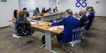 La magistrada Miriam Germán Brito reúne a sus procuradores adjuntos y les reasigna funciones   SANTO DOMINGO (República Dominicana).- La magistrada Miriam Germán Brito ponderó los cambios promovidos al frente del Ministerio Público para procurar una gestión administrativa y operativa de mayor transparencia y eficiencia, durante un encuentro de trabajo que sostuvo con sus procuradores adjuntos. “Como es por todos sabido, hemos promovido una serie de cambios sustanciales para procurar una gestión administrativa y operativa más transparente y eficiente. Sin embargo, aún queda un largo camino por recorrer para situar al Ministerio Público en el sitial que promete la Constitución dominicana”, sostuvo Germán Brito. La reunión con los procuradores adjuntos Rodolfo Espiñeira Ceballos, Pedro Amador Espinosa, Ana María Burgos, Vitervo Enrique Cabral González, Wilson Camacho, Andrés Chalas, Isis Germania de la Cruz, Army Esperanza Ferreira, Juan Medina de los Santos, Fernando Quezada García, Yeni Berenice Reynoso, Mártires Cirilo Quiñones, María Ramos y Emilio Rodríguez se llevó a cabo en uno de los salones de la Escuela Nacional del Ministerio Público (ENMP), en Gascue. Germán Brito informó de una reorganización del trabajo de los departamentos y unidades adscritas a la Procuraduría General, la cual promovió ante el Consejo Superior del Ministerio Público. En ese sentido, explicó que el Departamento de Dictámenes ante las Altas Cortes se encarga de presentar dictámenes y opiniones ante la Suprema Corte de Justicia, el Tribunal Superior Electoral y el Tribunal Constitucional. Su operatividad está a cargo de la adjunta Ana Burgos y le acompañarán Emilio Rodríguez, María Ramos y Army Ferreira. El Departamento de Cooperación Internacional y Derechos Humanos, encabezado por el adjunto Andrés Chalas, representa a la institución en los procedimientos de extradición, en las instancias del Estado vinculadas a los derechos humanos, y asistirá en los procesos de cooperación internacional. La Unidad de Litigios Constitucionales, Civiles y Administrativos coordinará con las procuradurías regionales la representación del Estado en aquellos casos que determinen las leyes vigentes y cooperará con la Dirección Jurídica en los casos que resulte necesario. El adjunto Juan Medina de los Santos tendrá a cargo su coordinación. Mientras, el Departamento de Jurisdicción Privilegiada y Procesos Especiales asumirá la investigación y promoción de la acción pública en los casos cuyo conocimiento en única y primera instancia corresponda a la Suprema Corte de Justicia y aquellos otros que le sean encomendados por el procurador general de la República. Será coordinado por Fernando Quezada, a quien acompañarán los adjuntos Pedro Amador e Isis de la Cruz. La magistrada Germán Brito confió en que en los roles que mantendrán o asumirán todos los procuradores adjuntos “pondrán su empeño en seguir fortaleciendo la procuración de justicia”. En la reunión, la magistrada recordó: “Como es de su conocimiento, me he caracterizado por permitir un margen de actuación y autonomía lo suficientemente amplio en el manejo de las investigaciones y los procesos penales, así como de los dictámenes, opiniones y otras tantas actuaciones que realizan los miembros de la institución en el curso de sus respectivas competencias”.  “No ha sido nunca mi interés asumir una gestión fundamentada en imponer directrices particulares, salvo que circunstancias excepcionales así lo requieran”, subrayó. “Sin embargo, rendir cuentas es importante”, añadió Germán Brito.    