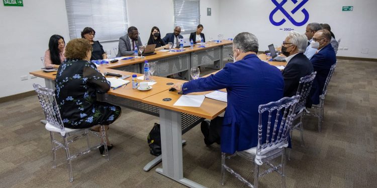 La magistrada Miriam Germán Brito reúne a sus procuradores adjuntos y les reasigna funciones   SANTO DOMINGO (República Dominicana).- La magistrada Miriam Germán Brito ponderó los cambios promovidos al frente del Ministerio Público para procurar una gestión administrativa y operativa de mayor transparencia y eficiencia, durante un encuentro de trabajo que sostuvo con sus procuradores adjuntos. “Como es por todos sabido, hemos promovido una serie de cambios sustanciales para procurar una gestión administrativa y operativa más transparente y eficiente. Sin embargo, aún queda un largo camino por recorrer para situar al Ministerio Público en el sitial que promete la Constitución dominicana”, sostuvo Germán Brito. La reunión con los procuradores adjuntos Rodolfo Espiñeira Ceballos, Pedro Amador Espinosa, Ana María Burgos, Vitervo Enrique Cabral González, Wilson Camacho, Andrés Chalas, Isis Germania de la Cruz, Army Esperanza Ferreira, Juan Medina de los Santos, Fernando Quezada García, Yeni Berenice Reynoso, Mártires Cirilo Quiñones, María Ramos y Emilio Rodríguez se llevó a cabo en uno de los salones de la Escuela Nacional del Ministerio Público (ENMP), en Gascue. Germán Brito informó de una reorganización del trabajo de los departamentos y unidades adscritas a la Procuraduría General, la cual promovió ante el Consejo Superior del Ministerio Público. En ese sentido, explicó que el Departamento de Dictámenes ante las Altas Cortes se encarga de presentar dictámenes y opiniones ante la Suprema Corte de Justicia, el Tribunal Superior Electoral y el Tribunal Constitucional. Su operatividad está a cargo de la adjunta Ana Burgos y le acompañarán Emilio Rodríguez, María Ramos y Army Ferreira. El Departamento de Cooperación Internacional y Derechos Humanos, encabezado por el adjunto Andrés Chalas, representa a la institución en los procedimientos de extradición, en las instancias del Estado vinculadas a los derechos humanos, y asistirá en los procesos de cooperación internacional. La Unidad de Litigios Constitucionales, Civiles y Administrativos coordinará con las procuradurías regionales la representación del Estado en aquellos casos que determinen las leyes vigentes y cooperará con la Dirección Jurídica en los casos que resulte necesario. El adjunto Juan Medina de los Santos tendrá a cargo su coordinación. Mientras, el Departamento de Jurisdicción Privilegiada y Procesos Especiales asumirá la investigación y promoción de la acción pública en los casos cuyo conocimiento en única y primera instancia corresponda a la Suprema Corte de Justicia y aquellos otros que le sean encomendados por el procurador general de la República. Será coordinado por Fernando Quezada, a quien acompañarán los adjuntos Pedro Amador e Isis de la Cruz. La magistrada Germán Brito confió en que en los roles que mantendrán o asumirán todos los procuradores adjuntos “pondrán su empeño en seguir fortaleciendo la procuración de justicia”. En la reunión, la magistrada recordó: “Como es de su conocimiento, me he caracterizado por permitir un margen de actuación y autonomía lo suficientemente amplio en el manejo de las investigaciones y los procesos penales, así como de los dictámenes, opiniones y otras tantas actuaciones que realizan los miembros de la institución en el curso de sus respectivas competencias”.  “No ha sido nunca mi interés asumir una gestión fundamentada en imponer directrices particulares, salvo que circunstancias excepcionales así lo requieran”, subrayó. “Sin embargo, rendir cuentas es importante”, añadió Germán Brito.    