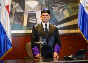 Juez presidente Luis Henry Molina valora positivamente ponderación de salidas alternas como primera opción para resolución de conflictos penalesEl presidente de la Suprema Corte de Justicia, Luis Henry Molina, valoró positivo que tanto la procuradora Miriam Germán como el director de la Defensa Pública, Rodolfo Valentín, se hayan expresado sobre las problemáticas de fondo en el sistema de justicia. “La conciencia de los problemas existentes en la justicia es crucial para que estos sean abordados. Por eso es preciso continuar importantizando espacios como la Mesa Nacional de Coordinación Interinstitucional entre los distintos actores del sector justicia. El camino transformador es el diálogo sobre la justicia y sus problemas de fondo, lejos del ruido y buscando genuinamente la mejora continua de su servicio”.Esta semana, la doctora Germán Brito resaltó los principios fundamentales del derecho penal democrático, previstos en el artículo 2 del Código Procesal Penal, estableciendo que “si es posible solucionar un conflicto por otras vías, esa es la primera opción”.El presidente Molina Peña valoró positivamente la ponderación de métodos alternos de resolución de conflictos y señaló que “existen ejemplos de países que han abordado de un modo eficiente sus problemas penales a través de soluciones alterna. Los tribunales son la excepción, el último recurso en un Estado de Derecho, para que las partes encuentren solución a sus conflictos. Los métodos alternos deben ser la primera opción, esa es la mejor manera de lograr una justicia al día”.“La objetividad y la proporcionalidad, como señala la procuradora Germán Brito, son la clave que debe guiar el abordaje de la justicia penal. En los sistemas penales que han logrado impactar de manera eficiente en la mejora de la convivencia pacífica, solo el 20% de los conflictos llegan a la etapa de juicio”. En Estados Unidos, el 90% de los casos se resuelven sin llegar a juicio, haciendo uso de métodos alternos de resolución de conflictos. En Argentina, solo 1000 de cada 100 mil casos llegan a juicio oral y público. Los demás se resuelven otorgando criterios de oportunidad o mediante juicio abreviado. En República Dominicana, en promedio, solo el 13% se resuelve por acuerdo. Esto dificulta concentrar los recursos en los casos de trascendencia para la sociedad.OPTIMIZACIÓN DEL PROCESO PENAL PARA EFICIENTIZAR Y MEJORAR SISTEMAA inicios del mes de mayo de 2022, el Poder Judicial convocó a actores relevantes del sistema de justicia, con el fin de socializar el Programa de Optimización Procesal Penal. El mismo tiene como objetivo evaluar el servicio de justicia procesal penal para adoptar medidas, permitidas por el Código, que aporten a la eficiencia y un servicio oportuno de justicia respetando la independencia funcional y el Estado de Derecho.El Programa de Optimización Procesal Penal, elaborado por la Comisión Ejecutiva de Personas en Condición de Vulnerabilidad liderada por los magistrados de la Suprema Corte de Justicia María Garabito y Fran Soto, busca rediseñar el modelo operacional de la jurisdicción penal y penal adolescente, a través de la organización de los tribunales, sus unidades de apoyo y la adecuada interconexión con los procesos que ejecutan otros actores del sistema de justicia. Esto verá frutos en mayor calidad e interoperabilidad, para garantizar el cumplimiento de los tiempos (plazos) de entrega de los servicios jurisdiccionales acorde a las regulaciones.Para el presidente de la Suprema Corte de Justicia y del Consejo del Poder Judicial “hace falta mayor eficiencia operativa para reducir tiempos de respuesta y cumplimiento de plazos legales, fortalecer la transparencia e integridad, proteger la dignidad de los usuarios y asegurar una justicia restaurativa”.Molina Peña destacó que “es un compromiso del Poder Judicial continuar avanzando en dirección de lograr una mayor sistematización para mejorar la atención y satisfacer las necesidades del sistema y lograr una justicia al día que garantice la dignidad de las personas”.