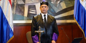 Juez presidente Luis Henry Molina valora positivamente ponderación de salidas alternas como primera opción para resolución de conflictos penalesEl presidente de la Suprema Corte de Justicia, Luis Henry Molina, valoró positivo que tanto la procuradora Miriam Germán como el director de la Defensa Pública, Rodolfo Valentín, se hayan expresado sobre las problemáticas de fondo en el sistema de justicia. “La conciencia de los problemas existentes en la justicia es crucial para que estos sean abordados. Por eso es preciso continuar importantizando espacios como la Mesa Nacional de Coordinación Interinstitucional entre los distintos actores del sector justicia. El camino transformador es el diálogo sobre la justicia y sus problemas de fondo, lejos del ruido y buscando genuinamente la mejora continua de su servicio”.Esta semana, la doctora Germán Brito resaltó los principios fundamentales del derecho penal democrático, previstos en el artículo 2 del Código Procesal Penal, estableciendo que “si es posible solucionar un conflicto por otras vías, esa es la primera opción”.El presidente Molina Peña valoró positivamente la ponderación de métodos alternos de resolución de conflictos y señaló que “existen ejemplos de países que han abordado de un modo eficiente sus problemas penales a través de soluciones alterna. Los tribunales son la excepción, el último recurso en un Estado de Derecho, para que las partes encuentren solución a sus conflictos. Los métodos alternos deben ser la primera opción, esa es la mejor manera de lograr una justicia al día”.“La objetividad y la proporcionalidad, como señala la procuradora Germán Brito, son la clave que debe guiar el abordaje de la justicia penal. En los sistemas penales que han logrado impactar de manera eficiente en la mejora de la convivencia pacífica, solo el 20% de los conflictos llegan a la etapa de juicio”. En Estados Unidos, el 90% de los casos se resuelven sin llegar a juicio, haciendo uso de métodos alternos de resolución de conflictos. En Argentina, solo 1000 de cada 100 mil casos llegan a juicio oral y público. Los demás se resuelven otorgando criterios de oportunidad o mediante juicio abreviado. En República Dominicana, en promedio, solo el 13% se resuelve por acuerdo. Esto dificulta concentrar los recursos en los casos de trascendencia para la sociedad.OPTIMIZACIÓN DEL PROCESO PENAL PARA EFICIENTIZAR Y MEJORAR SISTEMAA inicios del mes de mayo de 2022, el Poder Judicial convocó a actores relevantes del sistema de justicia, con el fin de socializar el Programa de Optimización Procesal Penal. El mismo tiene como objetivo evaluar el servicio de justicia procesal penal para adoptar medidas, permitidas por el Código, que aporten a la eficiencia y un servicio oportuno de justicia respetando la independencia funcional y el Estado de Derecho.El Programa de Optimización Procesal Penal, elaborado por la Comisión Ejecutiva de Personas en Condición de Vulnerabilidad liderada por los magistrados de la Suprema Corte de Justicia María Garabito y Fran Soto, busca rediseñar el modelo operacional de la jurisdicción penal y penal adolescente, a través de la organización de los tribunales, sus unidades de apoyo y la adecuada interconexión con los procesos que ejecutan otros actores del sistema de justicia. Esto verá frutos en mayor calidad e interoperabilidad, para garantizar el cumplimiento de los tiempos (plazos) de entrega de los servicios jurisdiccionales acorde a las regulaciones.Para el presidente de la Suprema Corte de Justicia y del Consejo del Poder Judicial “hace falta mayor eficiencia operativa para reducir tiempos de respuesta y cumplimiento de plazos legales, fortalecer la transparencia e integridad, proteger la dignidad de los usuarios y asegurar una justicia restaurativa”.Molina Peña destacó que “es un compromiso del Poder Judicial continuar avanzando en dirección de lograr una mayor sistematización para mejorar la atención y satisfacer las necesidades del sistema y lograr una justicia al día que garantice la dignidad de las personas”.