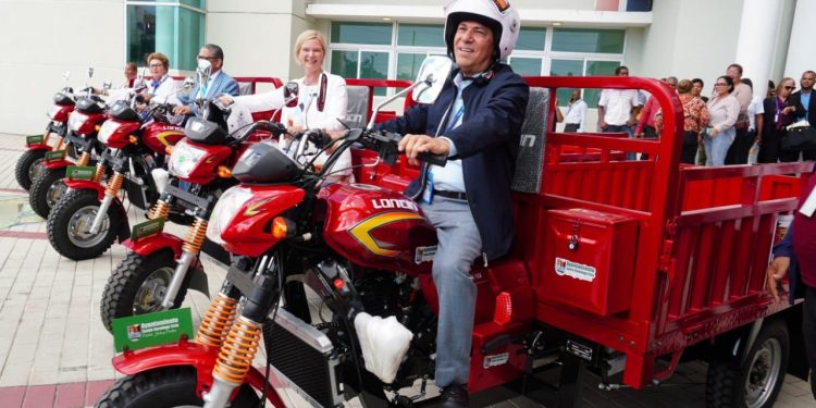 Ayuntamiento pone en funcionamiento moto-cargas para la recogida de desechos en Santo Domingo Este
