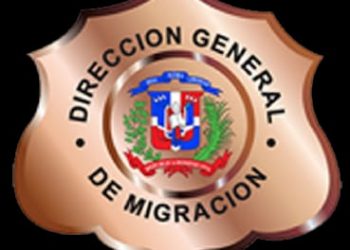 La Dirección General de Migración desmiente avalancha de haitianos haya cruzado puerta fronteriza hacia RD de forma violenta.Santo Domingo, RD. – La Dirección General de Migración, desmintió, que una avalancha de nacionales haitianos ilegales haya cruzado este viernes la puerta fronteriza hacia el territorio dominicano de forma forzada para quedarse en territorio dominicano.La DGM, precisó que un video que circula en redes sociales, no se trata de que los nacionales haitianos estén cruzando la frontera ilegalmente y de manera forzada, si no, que fue producto del intercambio comercial que se dan todas las semanas en el paso fronterizo por Dajabón, pero que inmediatamente termina el.mercado son retornados a su país. La institución reiteró que el gobierno ha desplegado un mayor número de efectivos militares que garantizan la seguridad en la frontera dominico-haitiana por todas las vías.Destacó que por disposición del presidente Luis Abinader, fueron apostadas nuevas tropas del Ejército en la zona limítrofe, posicionadas directamente por el Ministro de Defensa, teniente general Carlos Luciano Díaz Morfa y el Comandante del Ejército mayor general Carlos Antonio Fernández Onofre, lo que garantiza la seguridad y la paz en los pueblos fronterizos.Reiteró que la institución es respetuosa de los derechos humanos, sin embargo, advierte que bajo ninguna circunstancia permitirá que se vulnere la soberanía nacional, y que se mantendrá vigilante para hacer cumplir la ley. Así mismo, afirmó que la ley 285-04 de Migración es clara, conforme a las políticas migratorias del país, y llamó a respetar la legislación a fin de evitar sanciones que la misma contempla.Estas declaraciones están contenidas en una nota de prensa despachada por la Dirección de Comunicaciones de la Dirección General de Migración, DGM.
