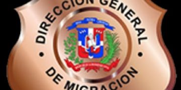 La Dirección General de Migración desmiente avalancha de haitianos haya cruzado puerta fronteriza hacia RD de forma violenta.Santo Domingo, RD. – La Dirección General de Migración, desmintió, que una avalancha de nacionales haitianos ilegales haya cruzado este viernes la puerta fronteriza hacia el territorio dominicano de forma forzada para quedarse en territorio dominicano.La DGM, precisó que un video que circula en redes sociales, no se trata de que los nacionales haitianos estén cruzando la frontera ilegalmente y de manera forzada, si no, que fue producto del intercambio comercial que se dan todas las semanas en el paso fronterizo por Dajabón, pero que inmediatamente termina el.mercado son retornados a su país. La institución reiteró que el gobierno ha desplegado un mayor número de efectivos militares que garantizan la seguridad en la frontera dominico-haitiana por todas las vías.Destacó que por disposición del presidente Luis Abinader, fueron apostadas nuevas tropas del Ejército en la zona limítrofe, posicionadas directamente por el Ministro de Defensa, teniente general Carlos Luciano Díaz Morfa y el Comandante del Ejército mayor general Carlos Antonio Fernández Onofre, lo que garantiza la seguridad y la paz en los pueblos fronterizos.Reiteró que la institución es respetuosa de los derechos humanos, sin embargo, advierte que bajo ninguna circunstancia permitirá que se vulnere la soberanía nacional, y que se mantendrá vigilante para hacer cumplir la ley. Así mismo, afirmó que la ley 285-04 de Migración es clara, conforme a las políticas migratorias del país, y llamó a respetar la legislación a fin de evitar sanciones que la misma contempla.Estas declaraciones están contenidas en una nota de prensa despachada por la Dirección de Comunicaciones de la Dirección General de Migración, DGM.