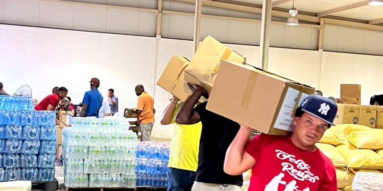 Gabinete Agropecuario distribuye cientos de alimentos para las regiones Este y Nordeste afectadas por Fiona