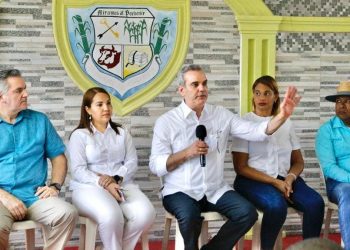 Abinader recibe informe de Neney Cabrera sobre los trabajos de reconstrucción y restablecimiento de servicios en La Romana