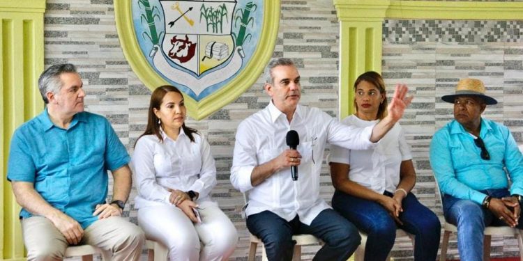Abinader recibe informe de Neney Cabrera sobre los trabajos de reconstrucción y restablecimiento de servicios en La Romana