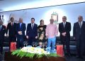 Santo Domingo,El escritor José Miguel Soto Jiménez puso a circular la obra «El Doctor», aproximación a un personaje premeditadamente indescifrable, donde narra vivencias políticas del expresidente de la República, doctor Joaquín Balaguer.El nuevo trabajo intelectual del antiguo jefe de las Fuerzas Armadas Dominicanas cuenta con las palabras liminares de Pedro Gil Iturbides, con el prólogo de Tony Reful Tejada y el prefacio de Cándido Gerón. tres reconocidos prominentes hombres de las letras del país.«Al leer la presente obra de José Miguel Ángel Soto Jiménez, es posible pensar en un mundo mágico., Porque el personaje descrito en estas páginas , sin lugar a dudas lo fue», plantea en las palabras liminares Gil Iturbides.Destaca que el autor retrata al Balaguer. «Y contra toda posibilidad de creernos ante una biografía del Doctor, nos advierte José Miguel un propósito diferente», sostiene en unos de sus párrafos Iturbides.Para el prologuista Tony Raful es «ardua aventura la del escritor, asumir en su totalidad las facetas de Joaquín Balaguer».